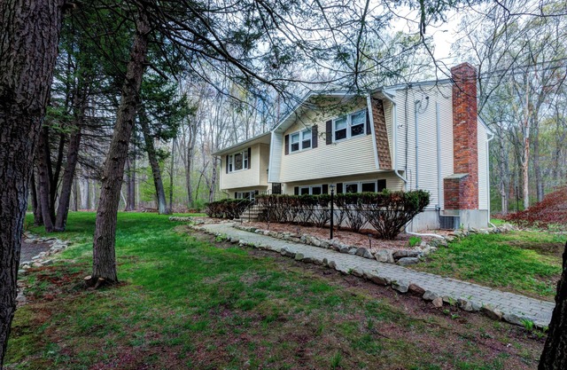 Spacious 4-bedroom house with AC, WiFi in welcoming Guilford