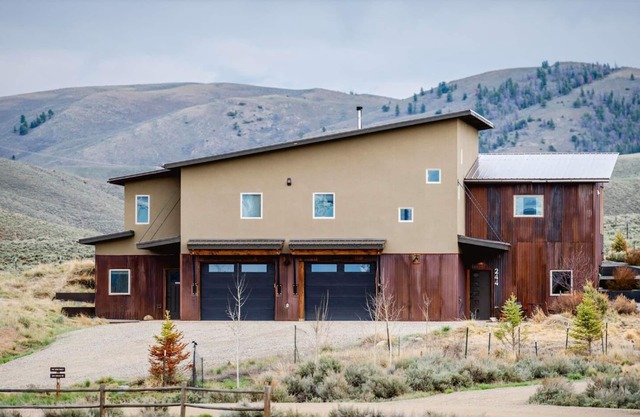 Spacious 4-bedroom house in lovely Gunnison-Pet and Family friendly