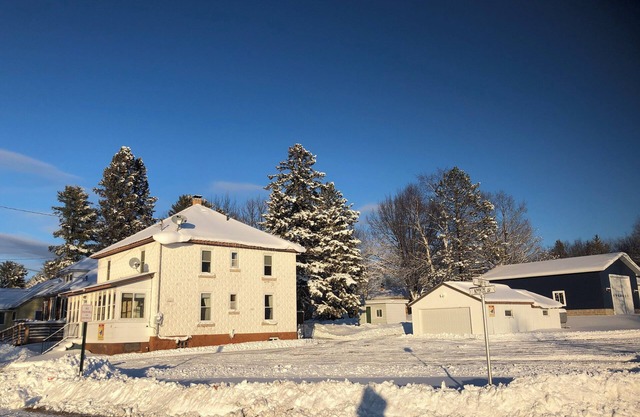 Spacious 4-bedroom house in charming Montreal across from The Gile Flowage
