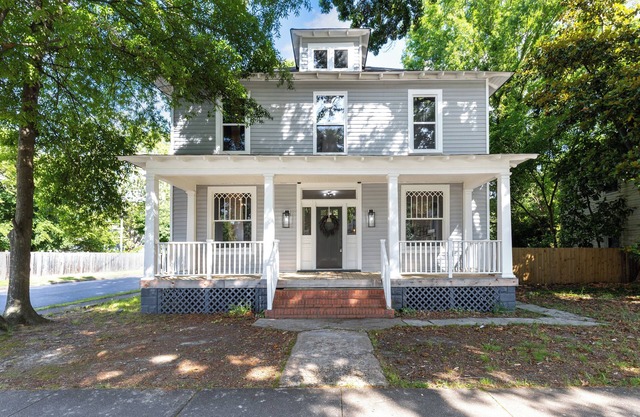 Spacious 4-bedroom house in charming Richmond with WiFi and AC