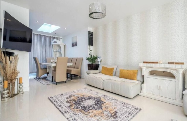 Spacious 4 bedroom House with a Private Garden