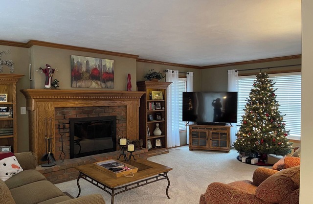 Spacious 4-bedroom house in De Pere with WiFi, AC. 3-4 miles from Lambeau Field