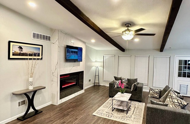 Spacious 4-bedroom house in fabulous Garland with AC, WiFi
