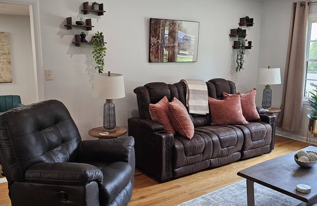 Spacious 4-bedroom house with Galleria Pet-friendly. Fully fenced backyard.