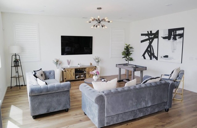Spacious 4-bedroom house with 4 king beds