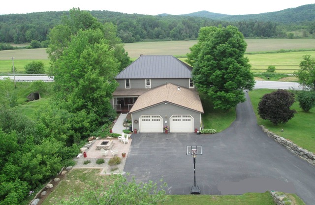 Spacious 4-bedroom house with WiFi, game & fitness room in Franklin County VT
