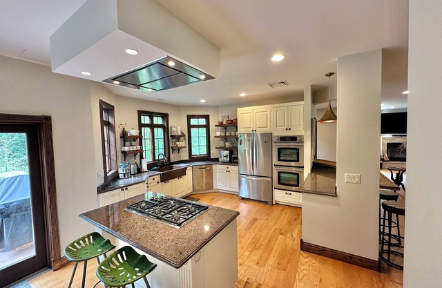 Spacious 4-bedroom house in charming Warwick with AC, WiFi