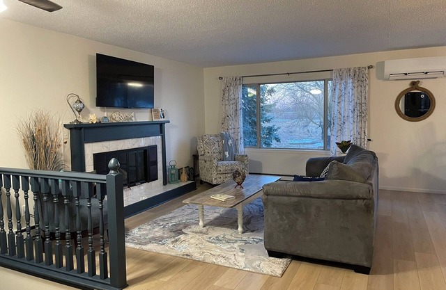 Spacious 4-bedroom house in charming Waverly on Lake Waverly