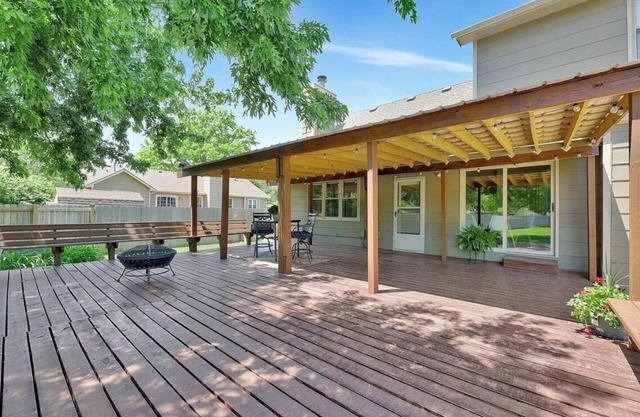 Spacious 4-bedroom house with WiFi and AC in nice Wichita