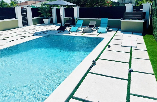 Spacious 4 Bedroom House with AC, Pool, WiFi in Nassau, Bahamas