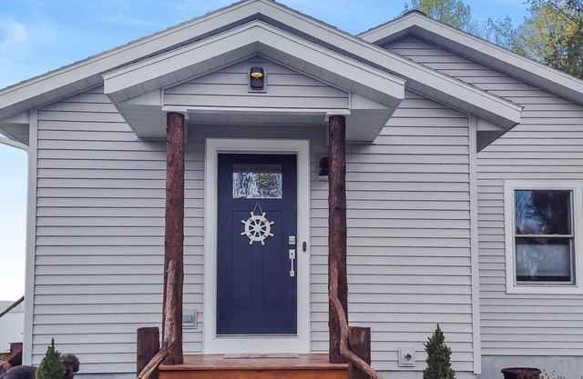 Spacious 4-bedroom house on Lake Delta on a private road