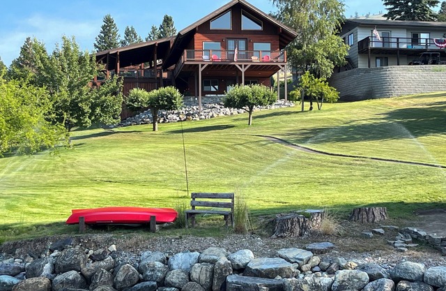 Spacious 4-bedroom house with Private Dock, Hot Tub, AC, and Beautiful VIEWS!