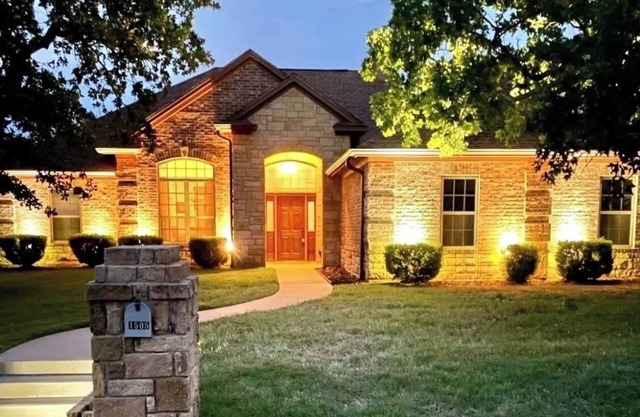 Spacious 4-bedroom house in charming Graham, Tx