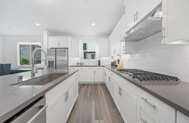 Spacious 4-bedroom house in lovely Irvine with WiFi, AC