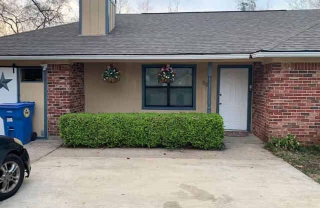 Spacious 4-bedroom house with AC, fitness room in pleasant Lufkin
