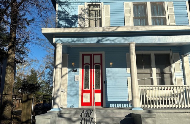 Spacious 4-bedroom house in delightful Mobile with WiFi, AC