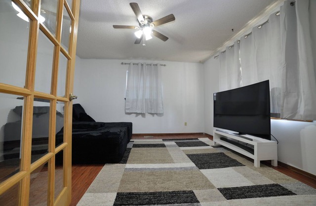Spacious 4-bedroom house with WiFi, AC swimming pool in charming Norman