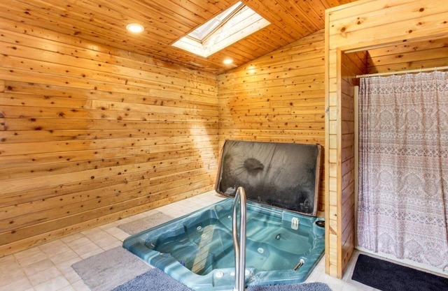 Spacious 5-bedroom house with AC, fitness room in charming cove bay area