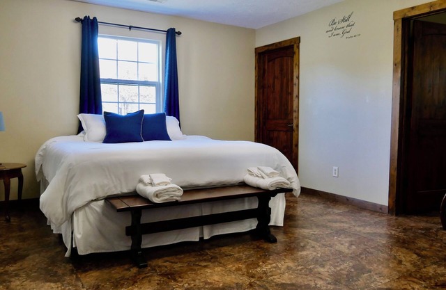 Spacious 4-bedroom house in a quiet countryside setting with WiFi, AC
