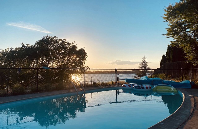 Spacious 4 bedroom lakefront house: with private dock and pool.