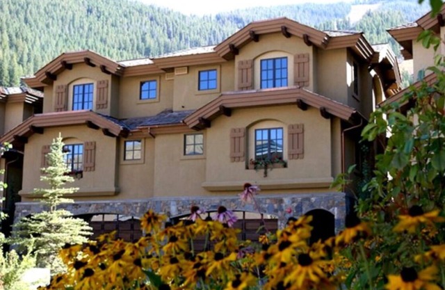 Spacious 4-bedroom luxury home in Ketchum, with easy access to Sun Valley.