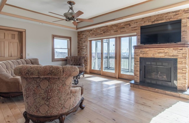 Spacious 4-bedroom overlooking Singer Castle including boat slip on the river