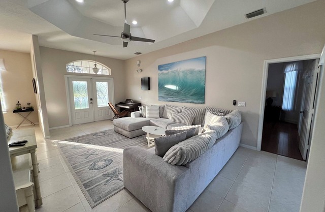 Spacious 4-bedroom pool house with WiFi and AC in charming Vero Beach