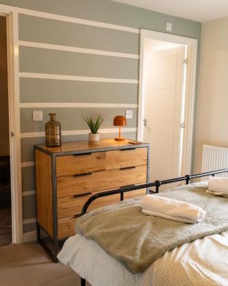 Spacious 4-Bedroom Retreat - Sleeps 7 - Parking - Near Country Park