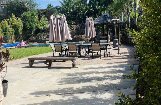 Spacious 4-bedroom suburban retreat in San Diego! Backyard, BBQ, Pool & Jacuzzi