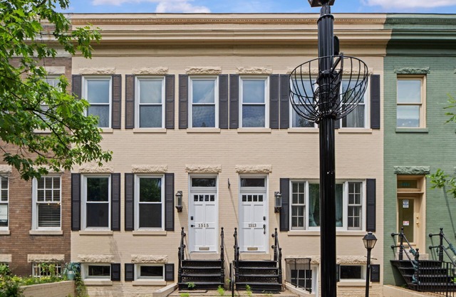 Spacious 5-bedroom townhome in beautiful Alexandria with WiFi, AC