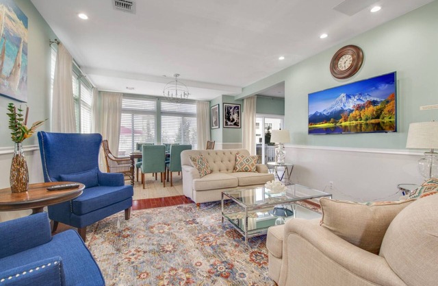 Spacious 4-bedroom townhome in delightful Arverne By the Sea, Free Parking WiFi