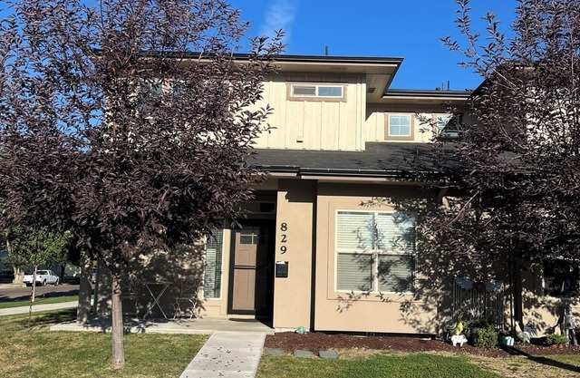 Spacious 4-bedroom townhome in quiet Nampa neighborhood.