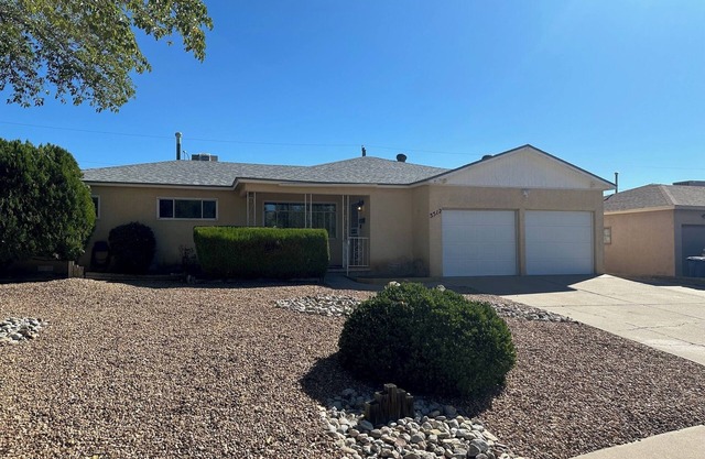 Spacious 4-bedroom house with a Pool, AC, WiFi located in beautiful Albuquerque