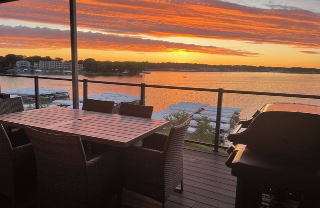 Spacious 4 Bedroom Lakefront Luxury. Panoramic Views & 6 waterpark passes at BB.
