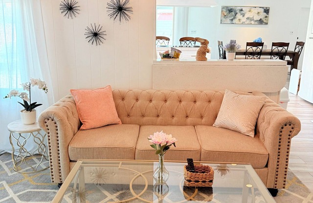 Spacious 4-bedroom house in beautiful Baldwin Park with WiFi, AC