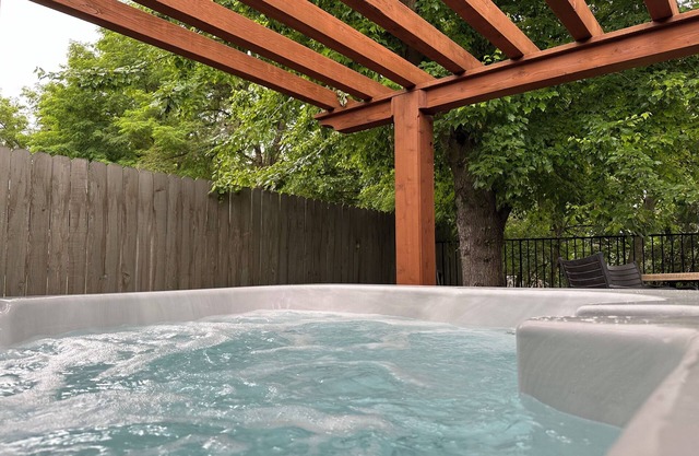 Spacious 4 bedroom house with hot tub, private deck, EV charger 10 min from WW