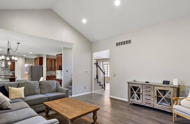 Spacious 4-bedroom house with WiFi, AC in charming Commerce Twp