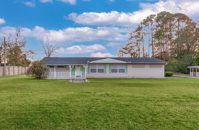 Spacious 4-bedroom house WiFi, near NAS Jax, Orange Park,pet friendly, sleeps 10