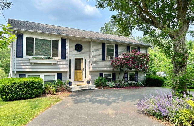 Spacious 4-bedroom in Pettaquamscutt Lake Shores/Walk to Narrow River