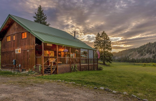 Spacious 4 Bedroom Rock Creek Cabin Near Philipsburg