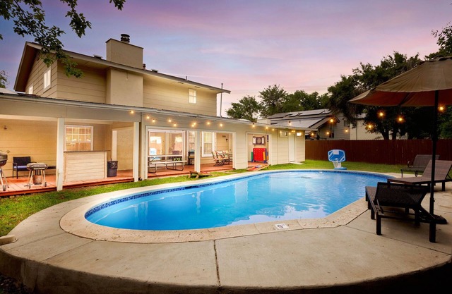 Spacious 4 bedroom with pool- minutes to Seaworld!