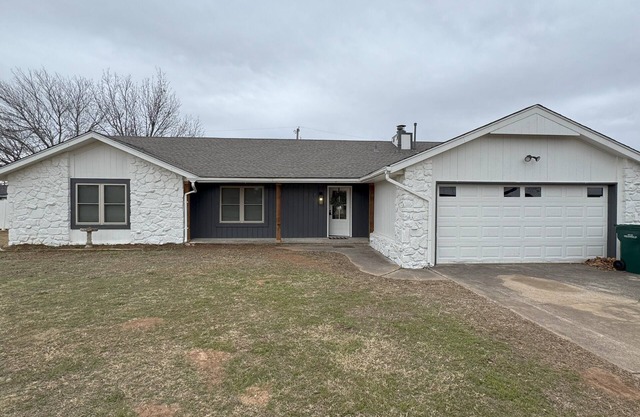 Spacious 4 bedroom house in Sand Springs where elegance meets comfort.
