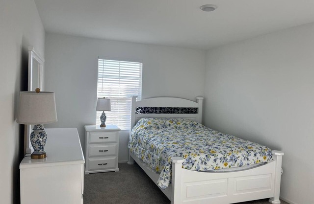 Spacious 4-bedroom house with AC, WiFi in serene Victorville