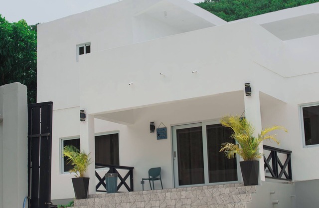 Spacious 4-bedroom building with AC and a Panoramic view on The ocean.