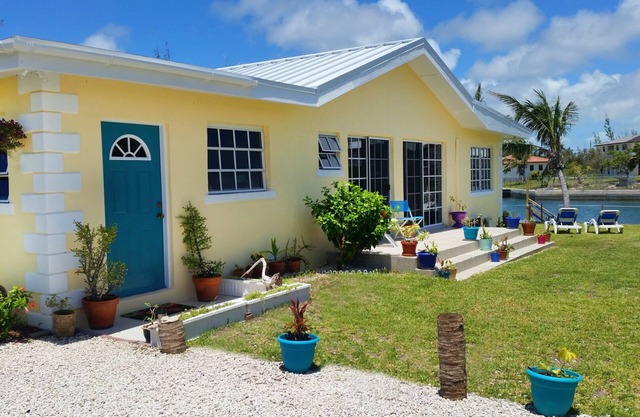 Geräumige Villa mit 4 Schlafzimmern an einer schönen Wasserstraße mit Blick auf den Strand und das Meer