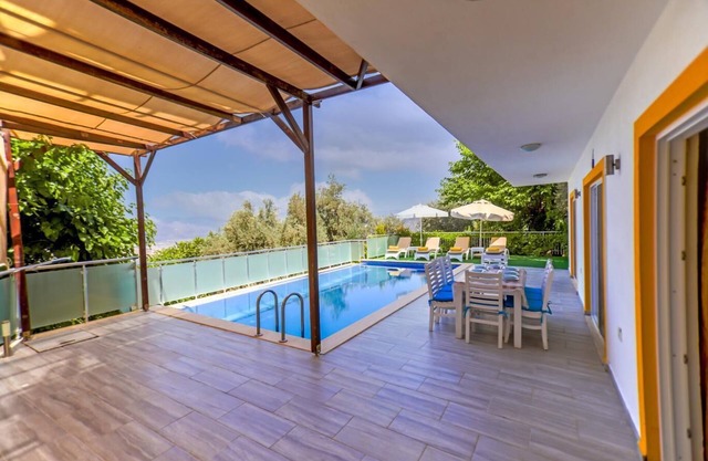 Geräumige 4 Schlafzimmer Villa mit sehr privatem Pool, 10-15 Minuten Fahrt von Kalkan