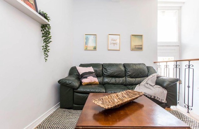 Spacious 4 bedroom with private parking downtown by waterway