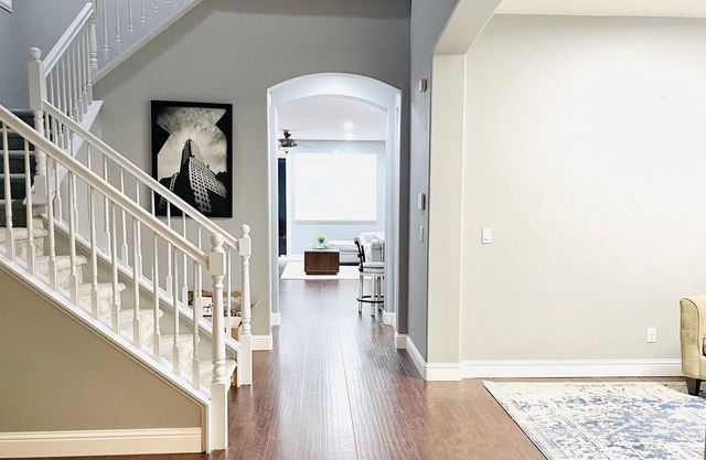 Spacious 4 bedrooms home in the heart of Elk Grove
