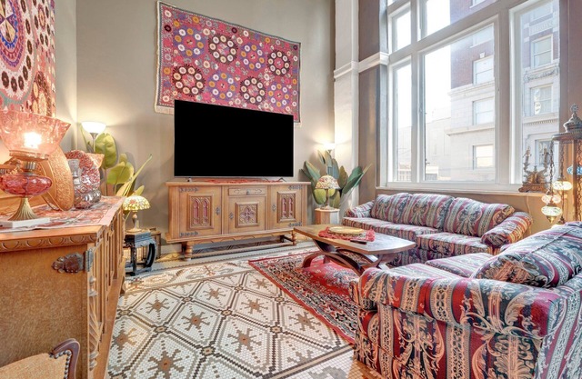 Spacious 4-BR Apt, Fast WiFi in Downtown Memphis. Walk to Convention Center.