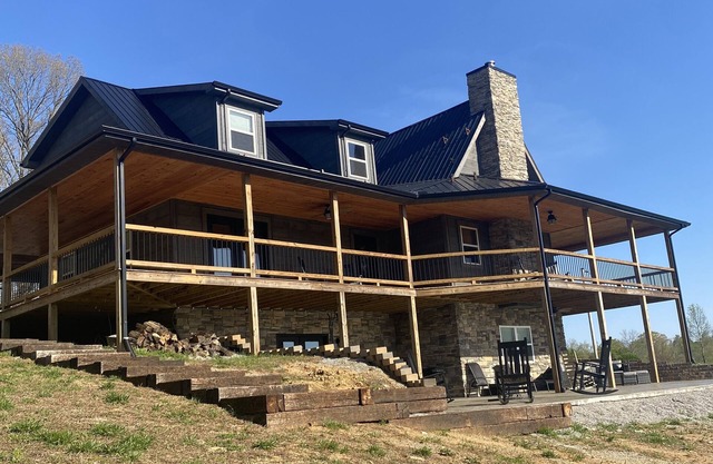 Spacious 4-BR house w/ wraparound porch, fire pit area and hot tub -Sleeps 18-20